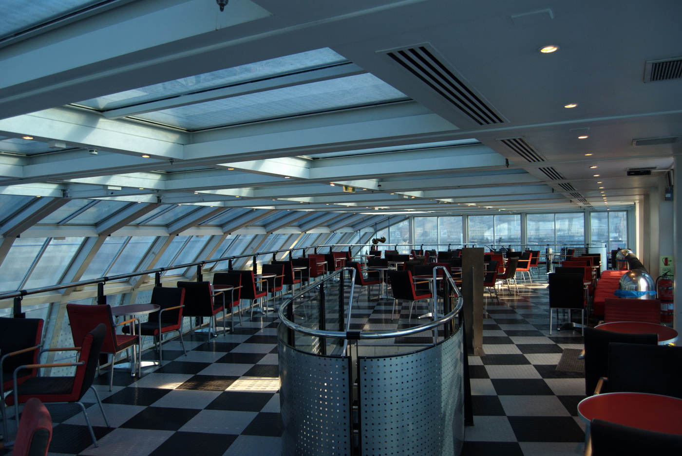 News generales croisiere et mer.. peut etre en traduc auto - Page 22 1_Moby_Wonder_aft_lounge