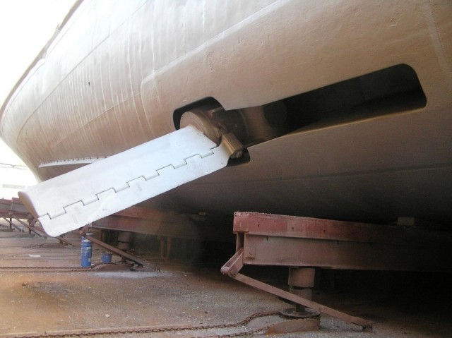 med_1_Arberia_Stabilizer_in_Perama_Drydock_11-06-09.JPG