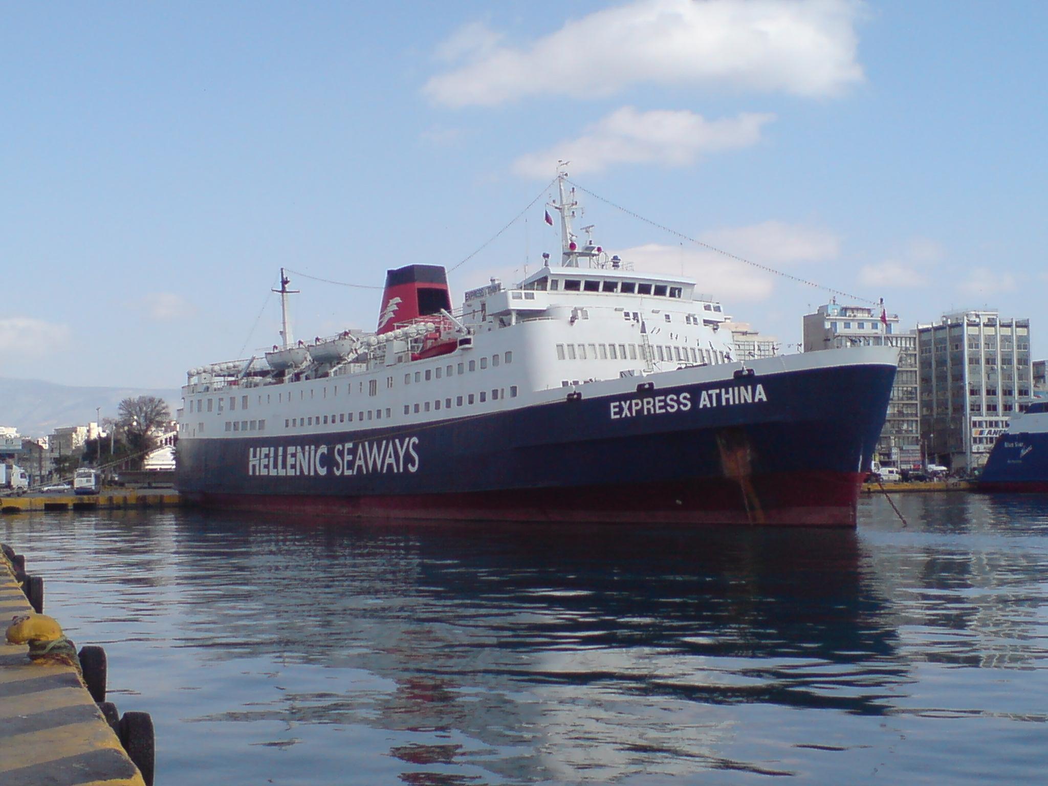 exprees athina at piraeus port