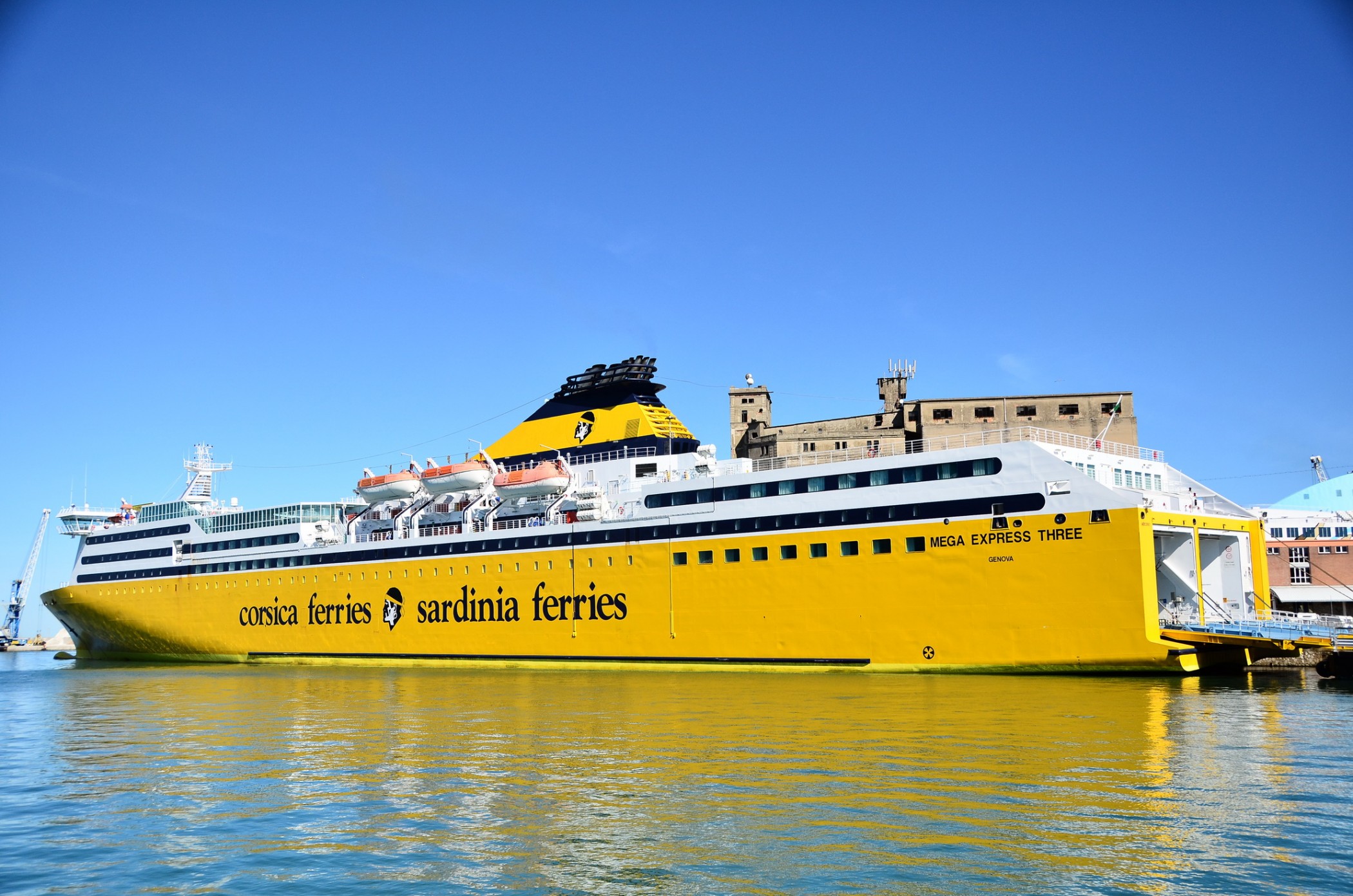 Mega Express Three at Livorno - Mega Express Three - Shipfriends