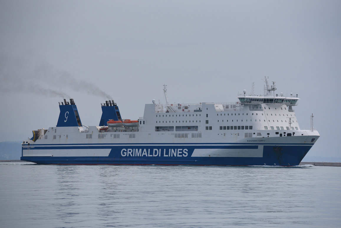 Grimaldi lines паром. Grimaldi ro-ro паром. Grimaldi lines корабль. Паром Бриндизи (Италия)-Игуменица(Греция).