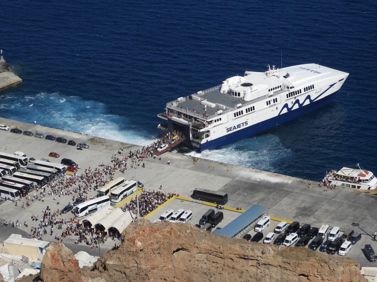 Power Jet embarkasion at Santorini