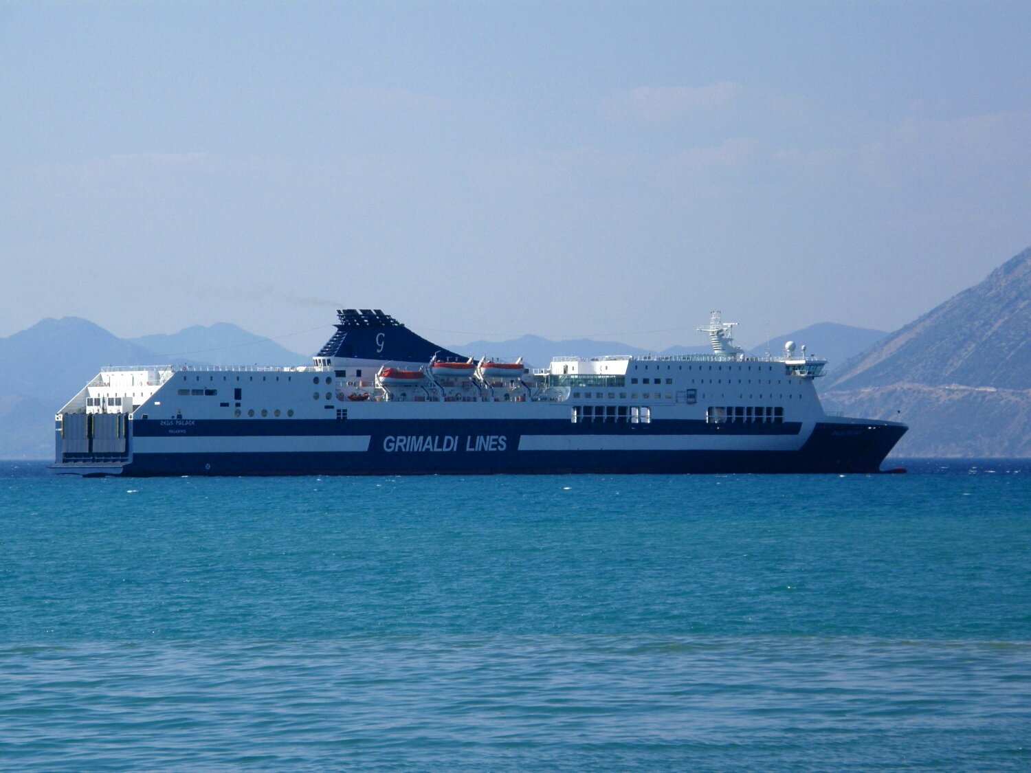 zeus palace anchored off patras breakwater 260809 a