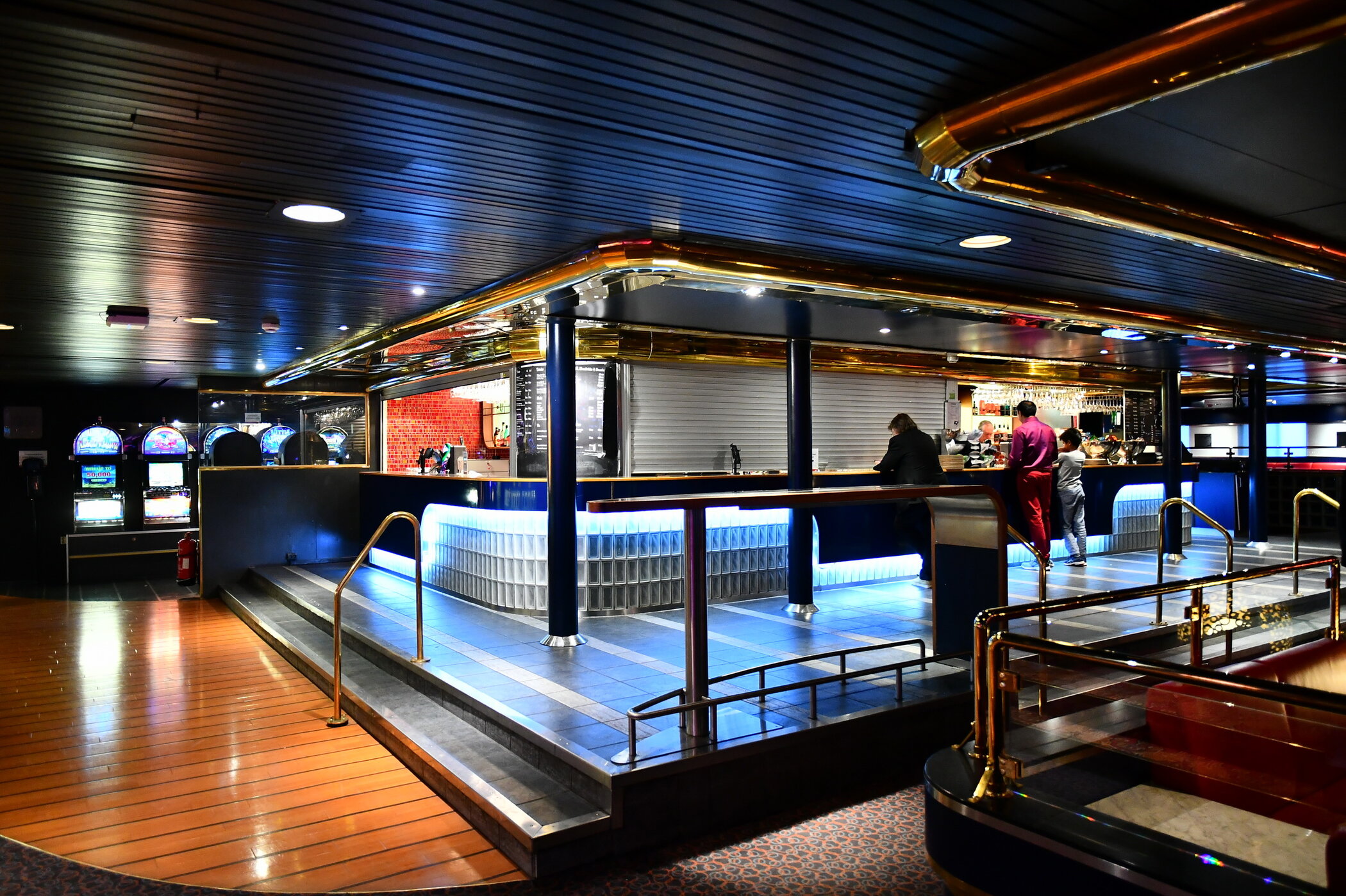Stena Saga_main lounge & stage_3